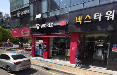 넥스타워 건물 앞 도로에서 주차장 진입로로 들어가는 방향