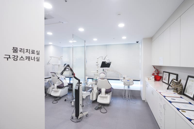 구강스캐너실 안내 사인이 있는 e클린치과 내부